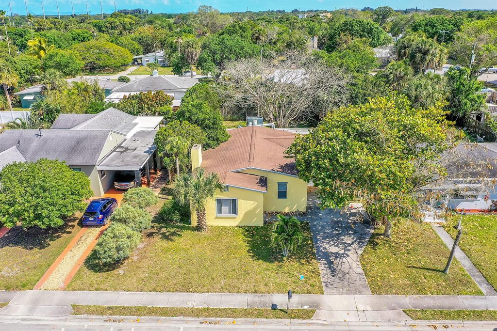 Photo of 1022 Sunrise Boulevard, Fort Pierce, FL 34950 (MLS # R10971310)