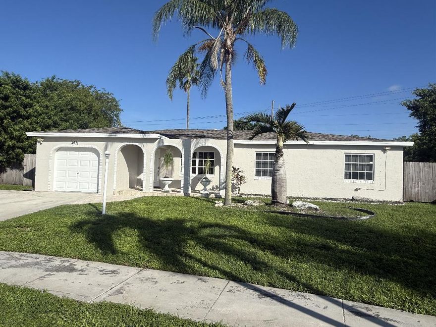 LOVELY 3 BEDROOM 2 BATH HOME IN HOLIDAY CITY AT BOCA RATON.
