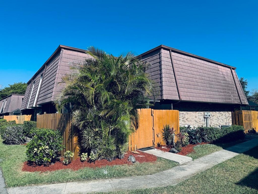 Photo of 7674 Courtyard Run W, Boca Raton, FL 33433 (MLS # R10980110)