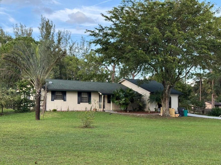 No HOA, 3 Bedroom 2 Bath home on a paved road just off of Avacado. 2 Car Garage and plenty of Parking in addition to a large fenced in yard. This rental is in a very desired area, with Quick and Easy move in available.