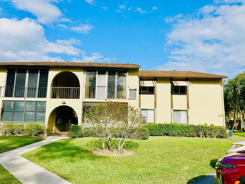 Photo of 224 Pine Hov Circle #D-2, Greenacres, FL 33463 (MLS # R11156631)