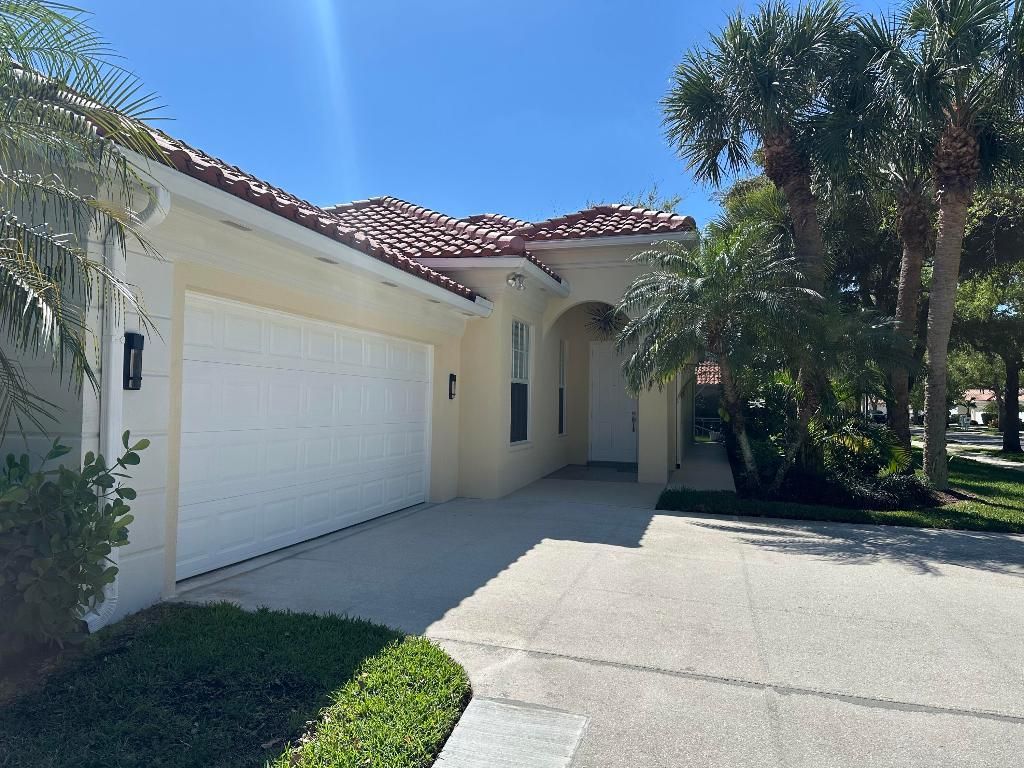 Photo of 4790 Lakeland Drive, Delray Beach, FL 33445 (MLS # R11068892)