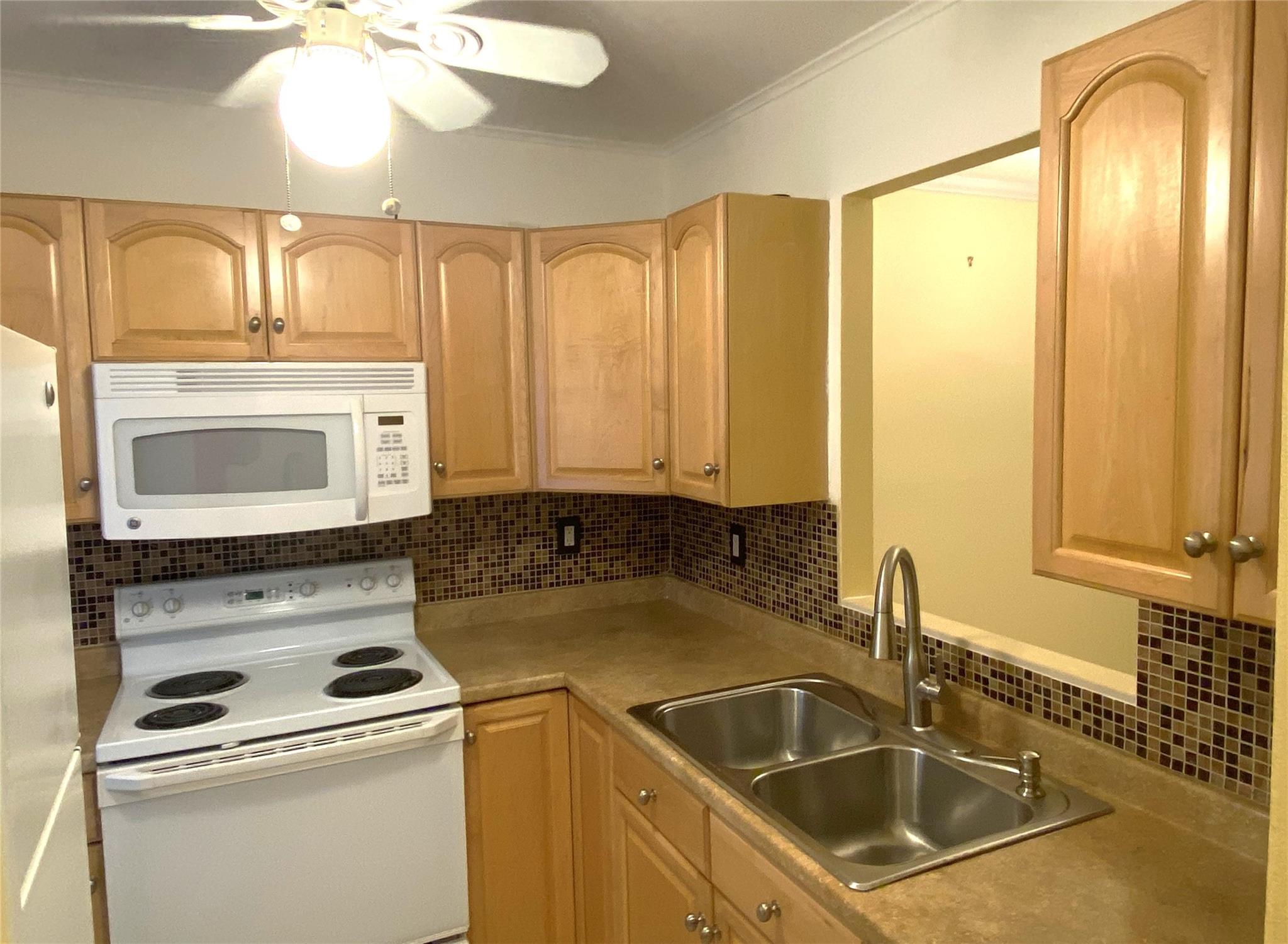 Great East Deerfield Beach Location, 1st floor unit. Tiled throughout, in unit washer & dryer. Close to I95, shops, dining, entertainment & short drive to Famous Deerfield Beach. Pet friendly. Association requires minimum of 680 credit score, 30 day approval process.