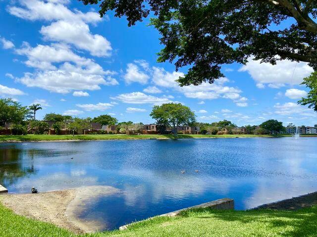 LAKESIDE VILLAGE - Residential