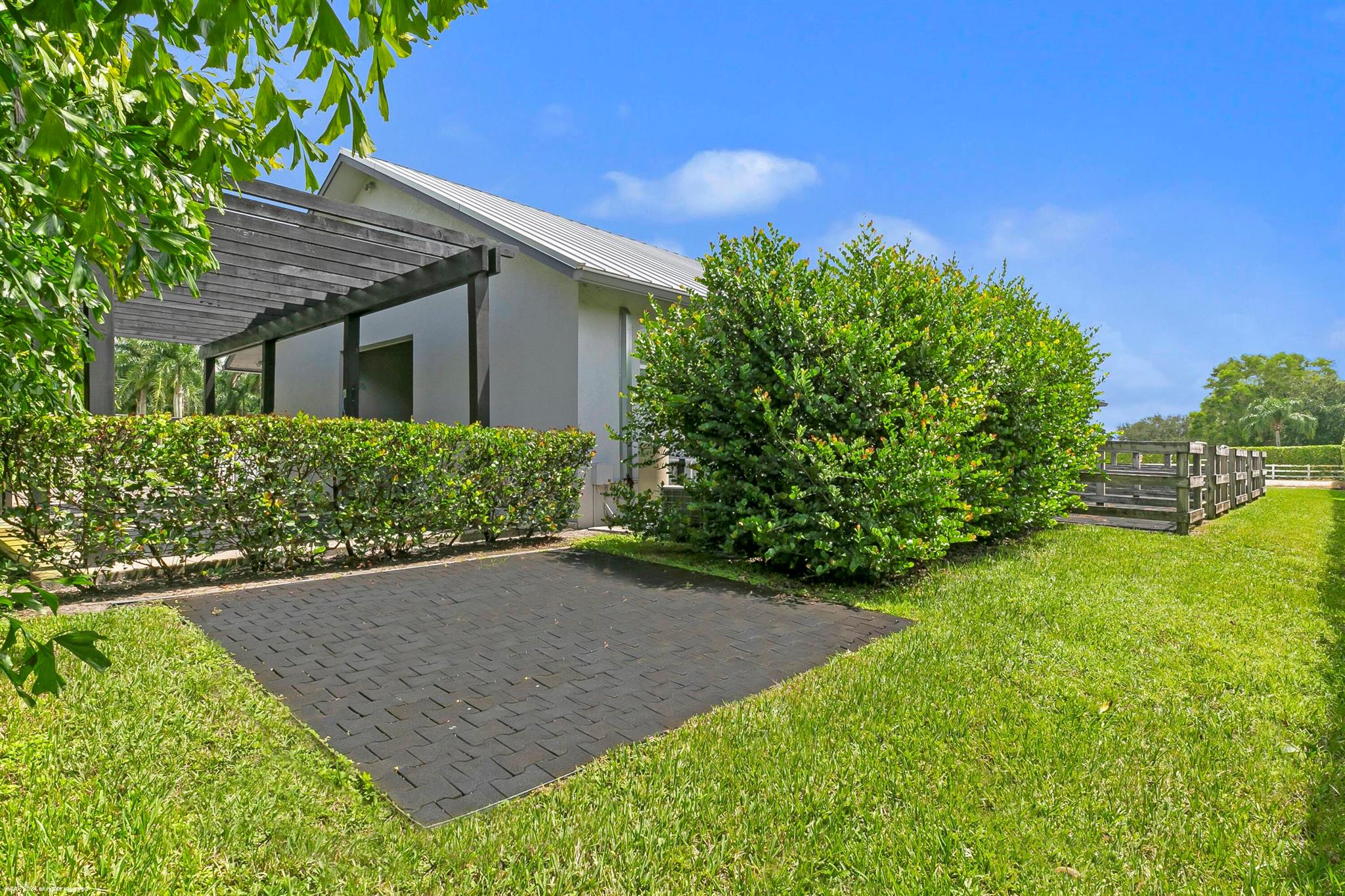 SADDLE TRAIL PARK OF WELL - Residential