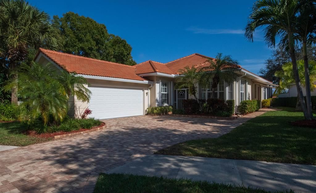 Photo of 163 E Tall Oaks Circle, Palm Beach Gardens, FL 33410 (MLS # R10767287)