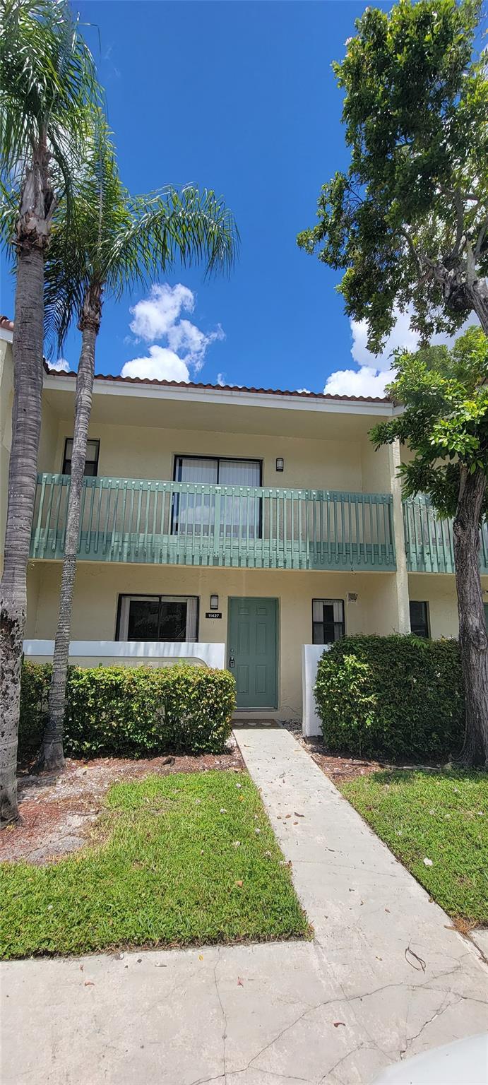 VERY SPACIOUS TOWNHOME WITH EAT IN KITCHEN, TILE FLOOR DOWNSTAIRS, FULL WASHER AND DRYER, WATER INCLUDED IN RENT, OPEN PATIO AND BALCONY OF MASTER BEDROOM. MAX 2 CARS. FAST APPROVAL