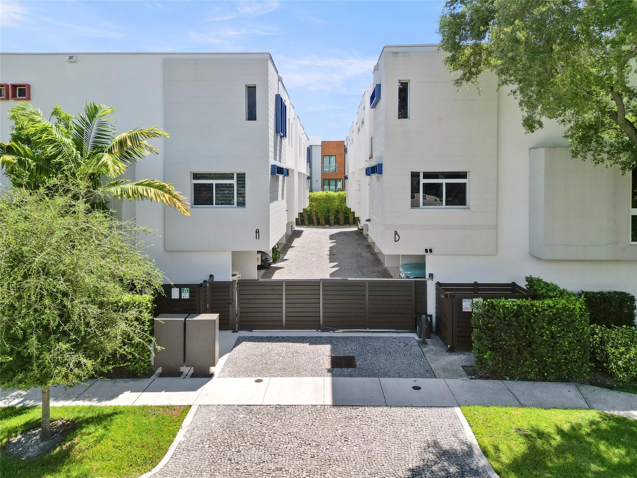 900 NE 4th St B3