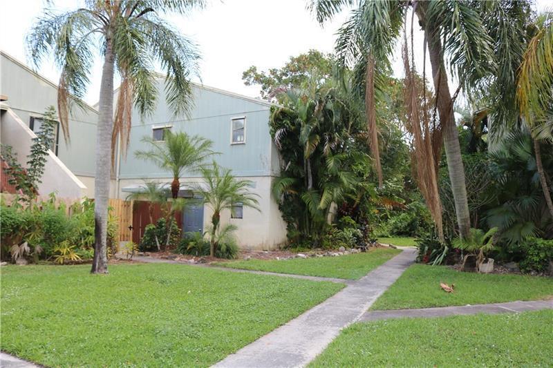 BEAUTIFUL 2/2 IN A LOVELY COMMUNITY. LARGE BEDROOMS AND EXCELLENT TUB.COMMUNITY OFFERS TENNIS COURTS, COMMUNITY POOL, AND PLAYGROUND CLOSE TO BEACHES, SHOPPING AND GREAT RESTAURANTS.
