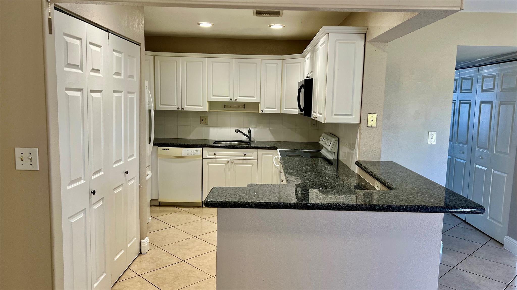 ARROWHEAD GOLF & TENNIS C - Residential Lease