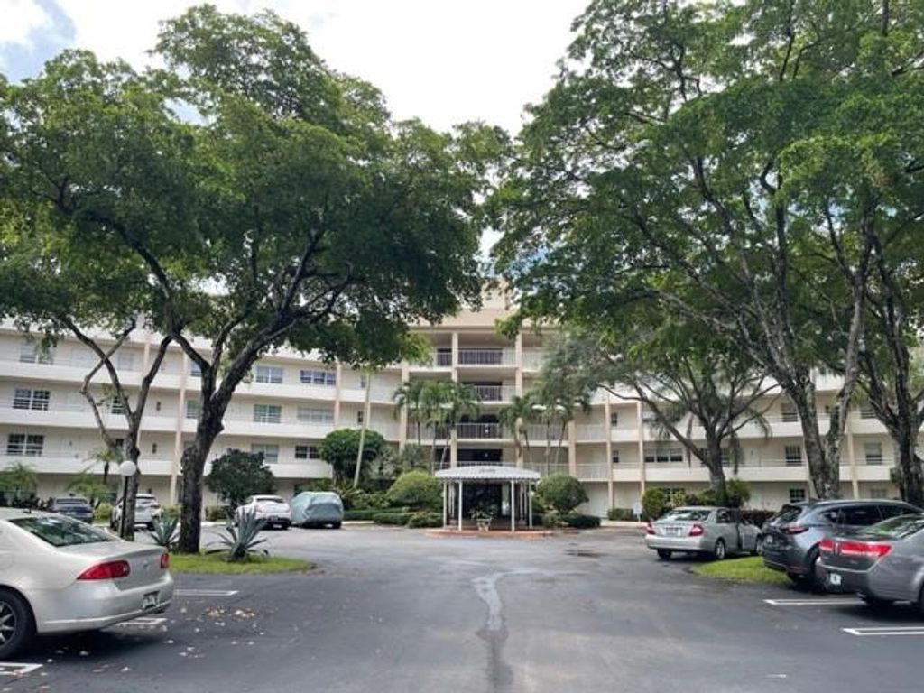 Photo of 3800 Oaks Clubhouse Dr #102, Pompano Beach, FL 33069 (MLS # F10392660)