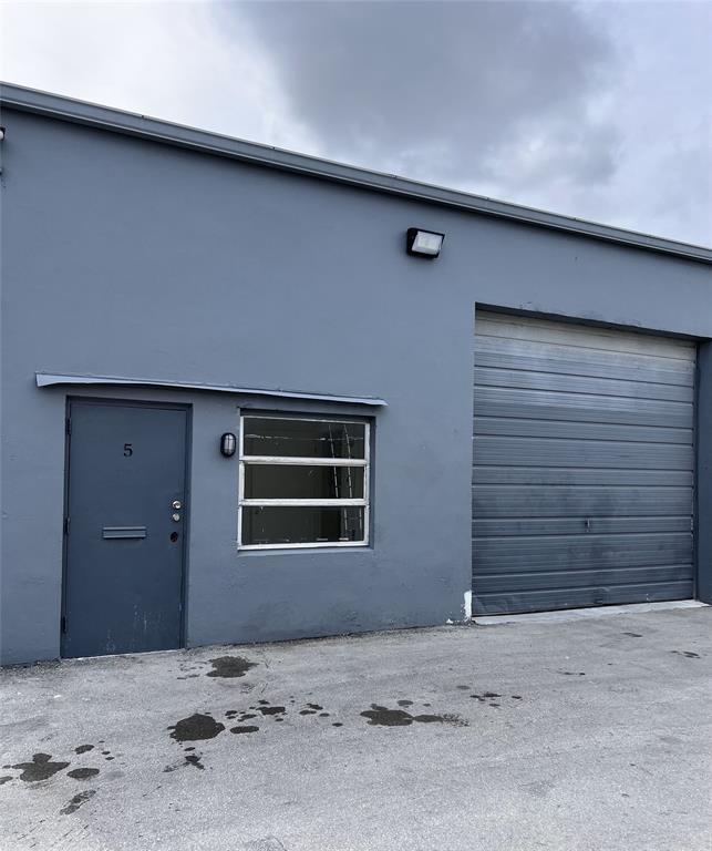 Great opportunity to rent this commercial space in one of the best Business area on Pompano Beach.
This 2,0000 Sqft warehouse features 14' Ceilings with a 12' overhead door, Front to Back span is 60' uninterrupted, and 30' wide.
***WAREHOUSE HAS 3 PHASE POWER***
Office area is under AC and a space of aprox 11'x10'. The private restroom is located in the warehouse area. WATER INCLUDED in rental price, NO CAM.
Per landlord: 2 parking spaces allowed. NO paint shops, NO manufacturing, NO Auto repair.
2 minutes drive from i95 and major roads.