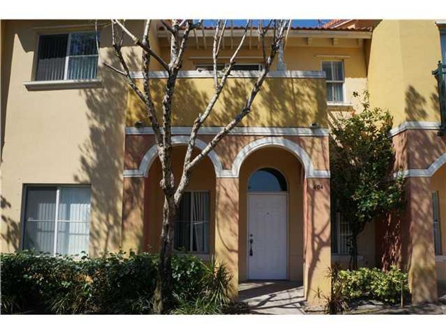 NICE TOWNHOME . 2 LEVELS. 2 BEDROOMS WITH 2 FULL BATHS. TILE FLOORS AND LAMINATE WOOD FLOORS. OPEN KITCHEN.