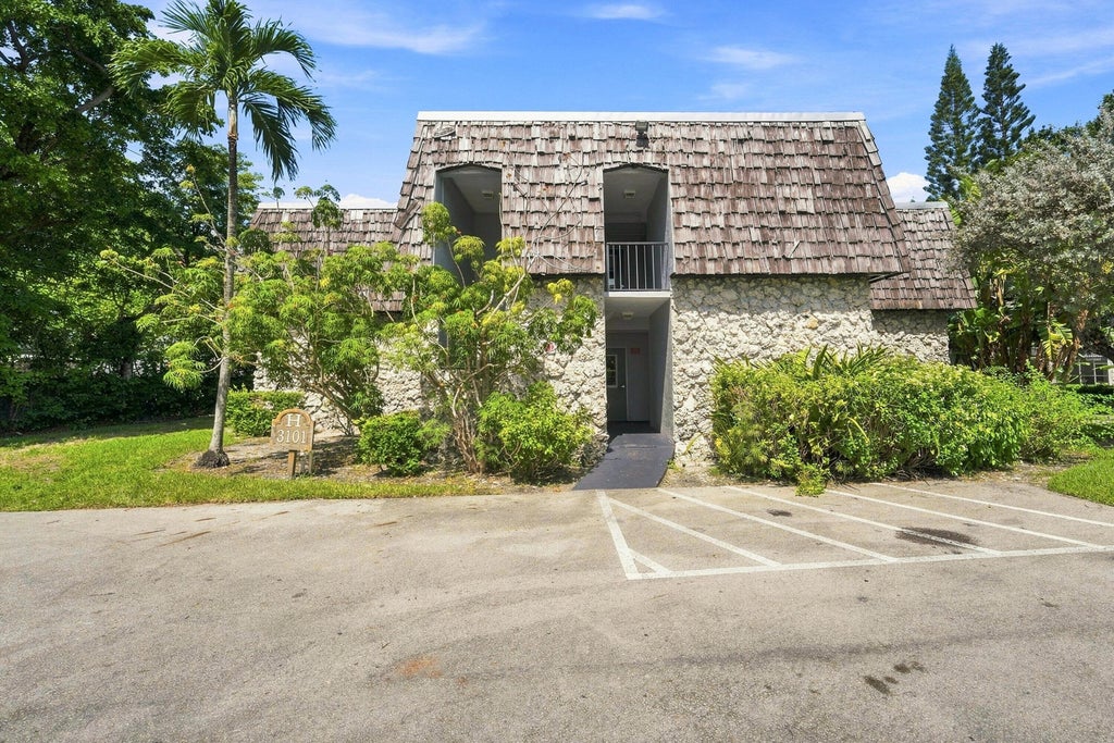 Photo of 3101 Oakland Shores Drive #H210, Oakland Park, FL 33309 (MLS # B26078196)