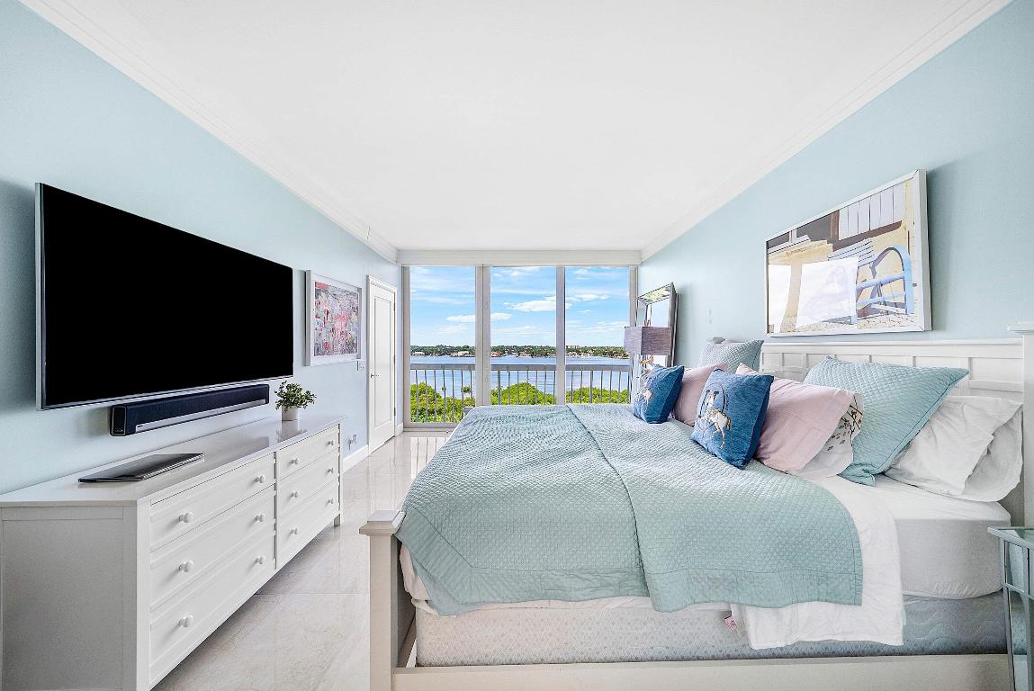 2100 COND AT SLOANS CURVE - Residential