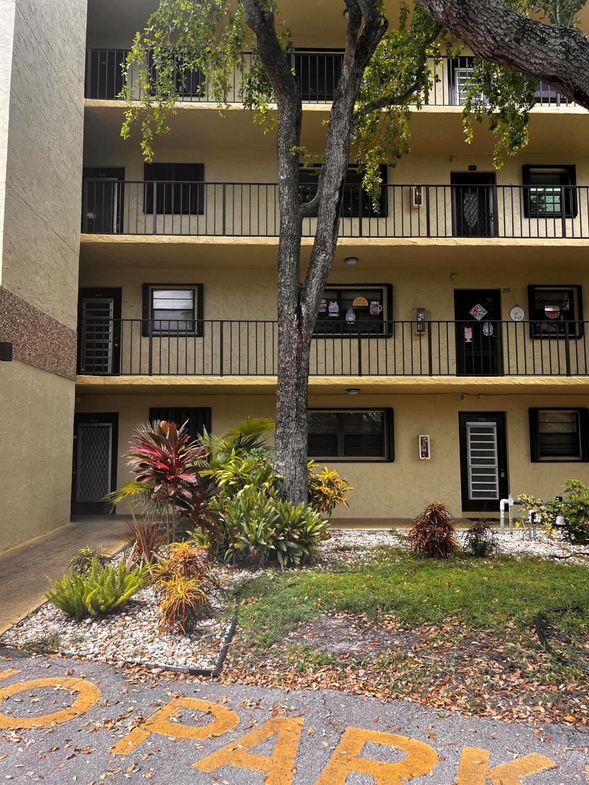 Handyman Special - Prime Location Near the Beach!This 1-bedroom, 1-bath first-floor condo is full of potential! With some TLC, this unit can shine. Enjoy the convenience of being just minutes from the beach, shopping, dining, and more. A perfect opportunity for investor or buyers looking to customize their own space in a fantastic location.