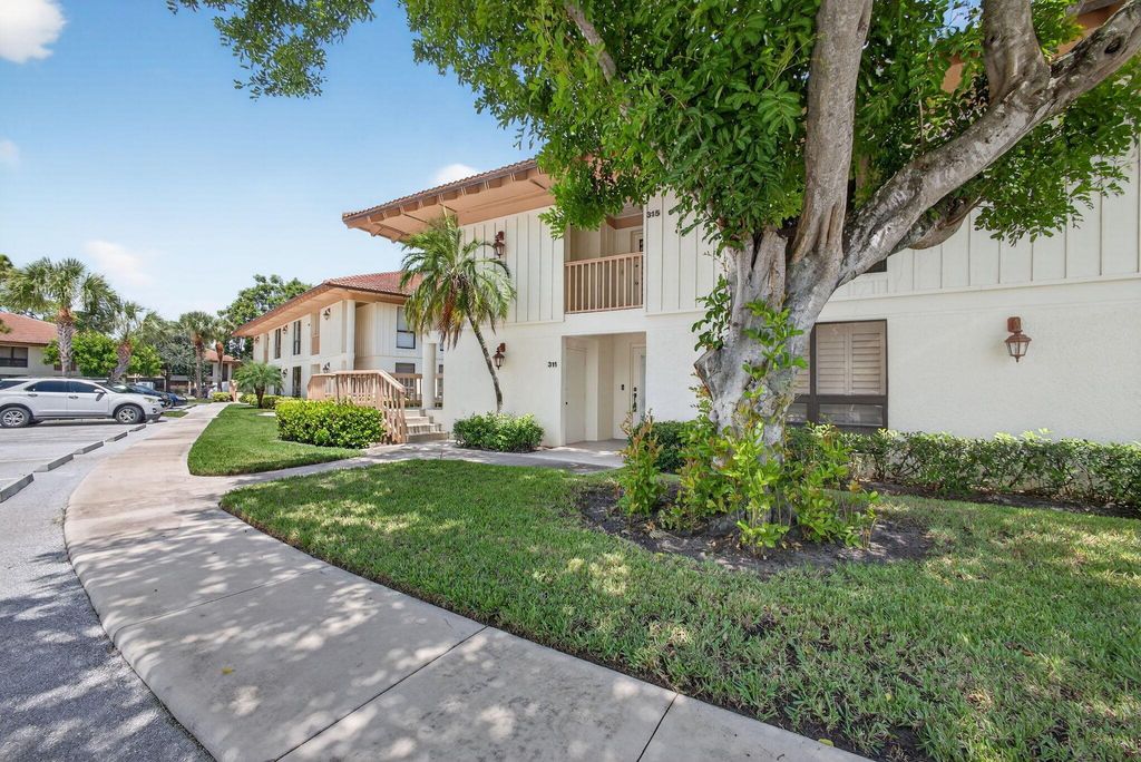 Photo of 311 Brackenwood Circle, Palm Beach Gardens, FL 33418 (MLS # R11119495)