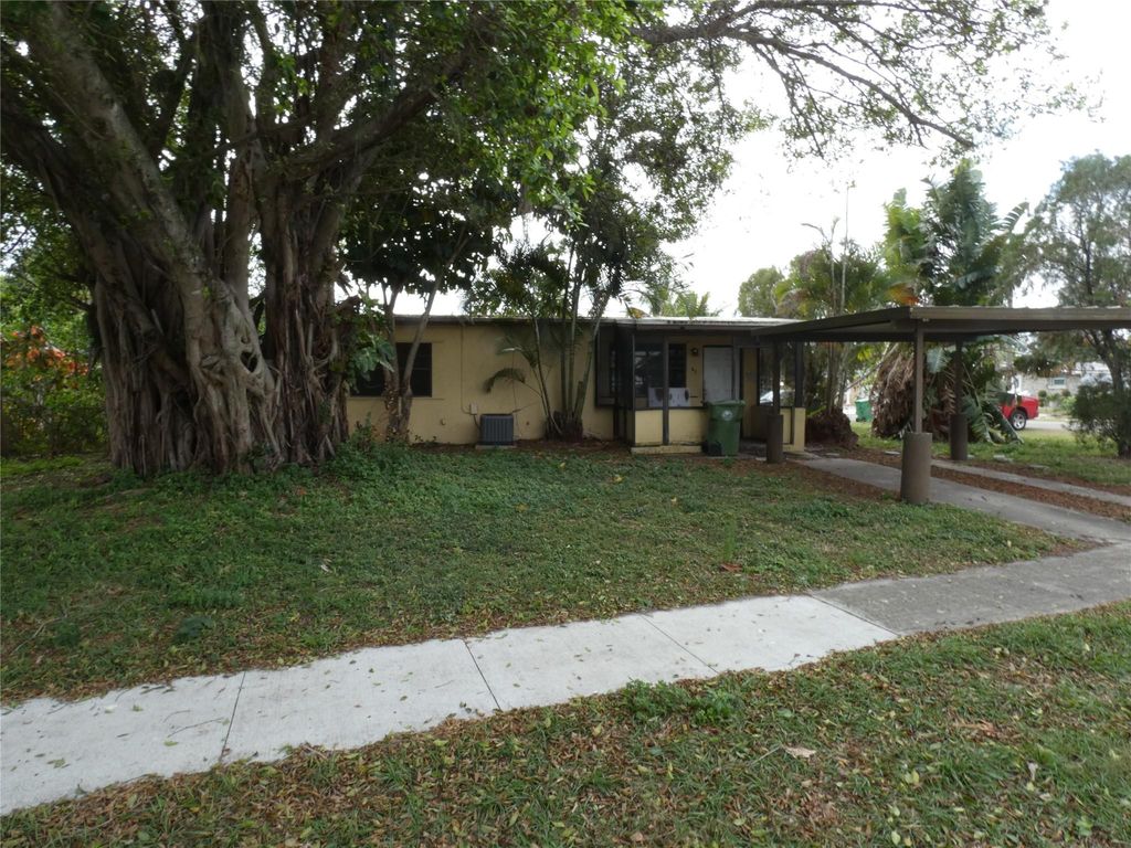 Photo of 82 Tortuga Road, Palm Springs, FL 33461 (MLS # F10549741)