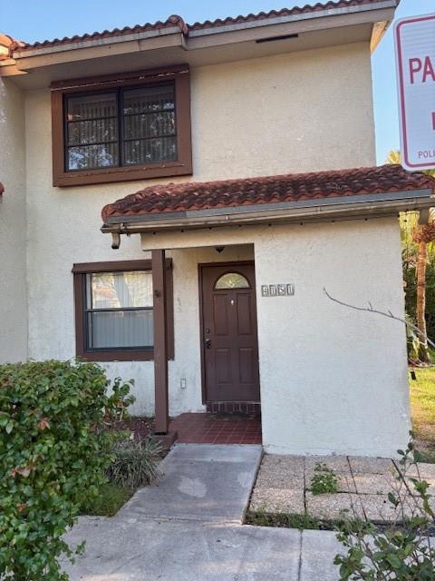 VACANT. JUST PAINTED. SPACIOUS & REMODELED CORNER UNIT WITH 2 BEDROOMS & ONE AND HALF BATHROOM. CERAMIC TILE ON FIRST FLOOR & LAMINATE WOOD ON THE SECOND FLOOR. WASHER & DYER. 2 STORAGE ROOMS, ONE INSIDE THE UNIT UNDER STAIRS AND ANOTHER AT THE ENTRANCE. NO PETS. SCREENED PORCH. GREAT SCHOOL DISTRICT. WALKING DISTANCE TO MIDDLE SCHOOL.