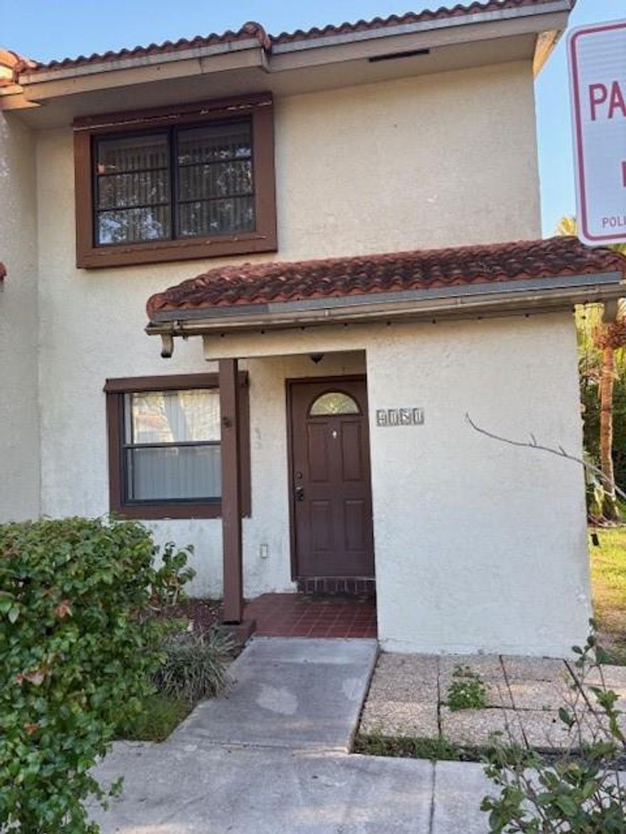 VACANT. JUST PAINTED. SPACIOUS & REMODELED CORNER UNIT WITH 2 BEDROOMS & ONE AND HALF BATHROOM. CERAMIC TILE ON FIRST FLOOR & LAMINATE WOOD ON THE SECOND FLOOR. WASHER & DYER. 2 STORAGE ROOMS, ONE INSIDE THE UNIT UNDER STAIRS AND ANOTHER AT THE ENTRANCE. NO PETS. SCREENED PORCH. GREAT SCHOOL DISTRICT. WALKING DISTANCE TO MIDDLE SCHOOL.