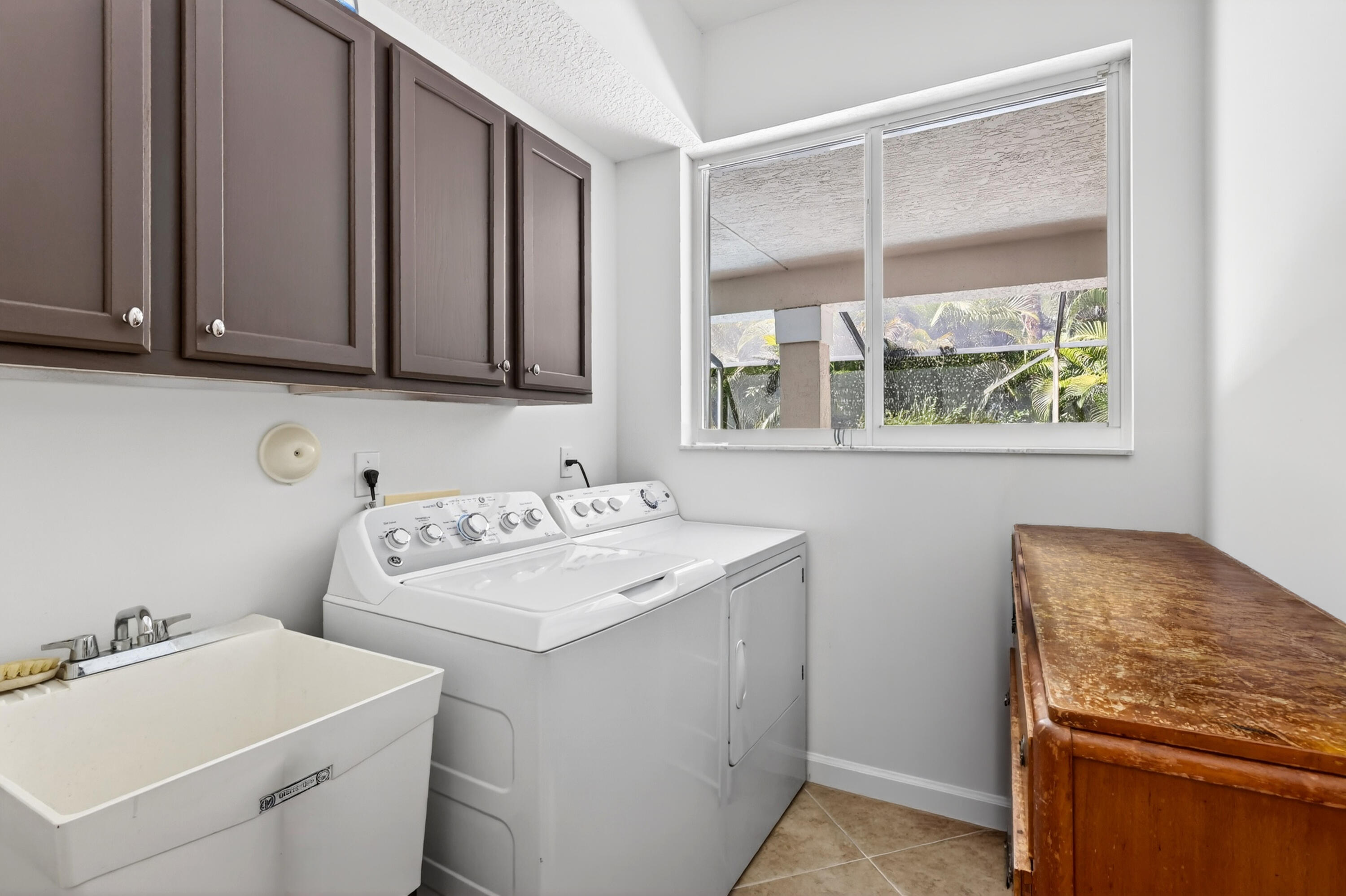 LONE PINE - Residential