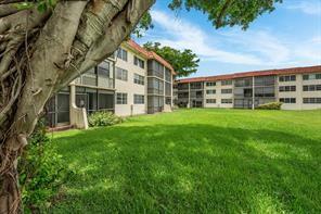 LOCATED IN THE HEART OF PEMBROKE PINES. THIS 2BR/2BA UNIT IS VACANT AND FULLY FURNISHED. BEAUTIFUL CONDO IS IN GOLF COURSE COMMUNITY.