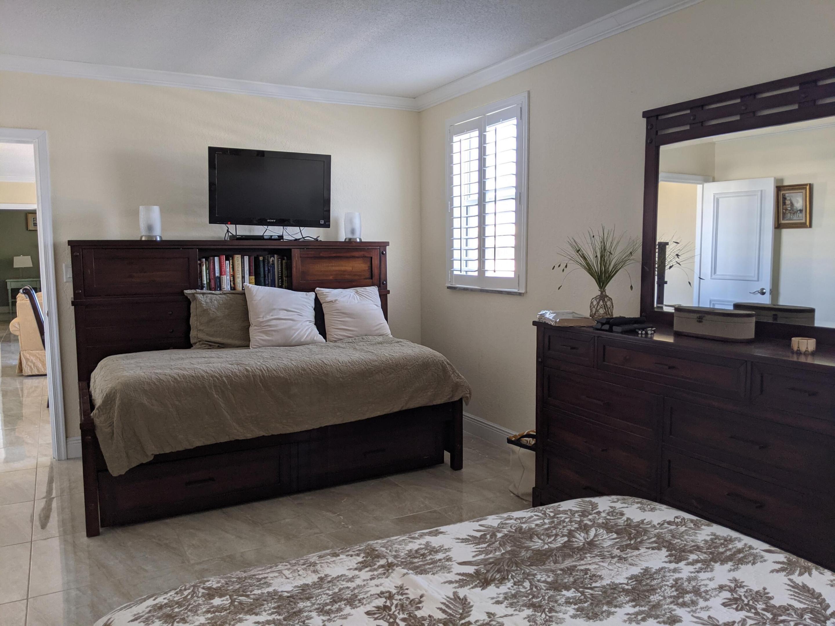 ROYAL SAXON INC - Residential Lease