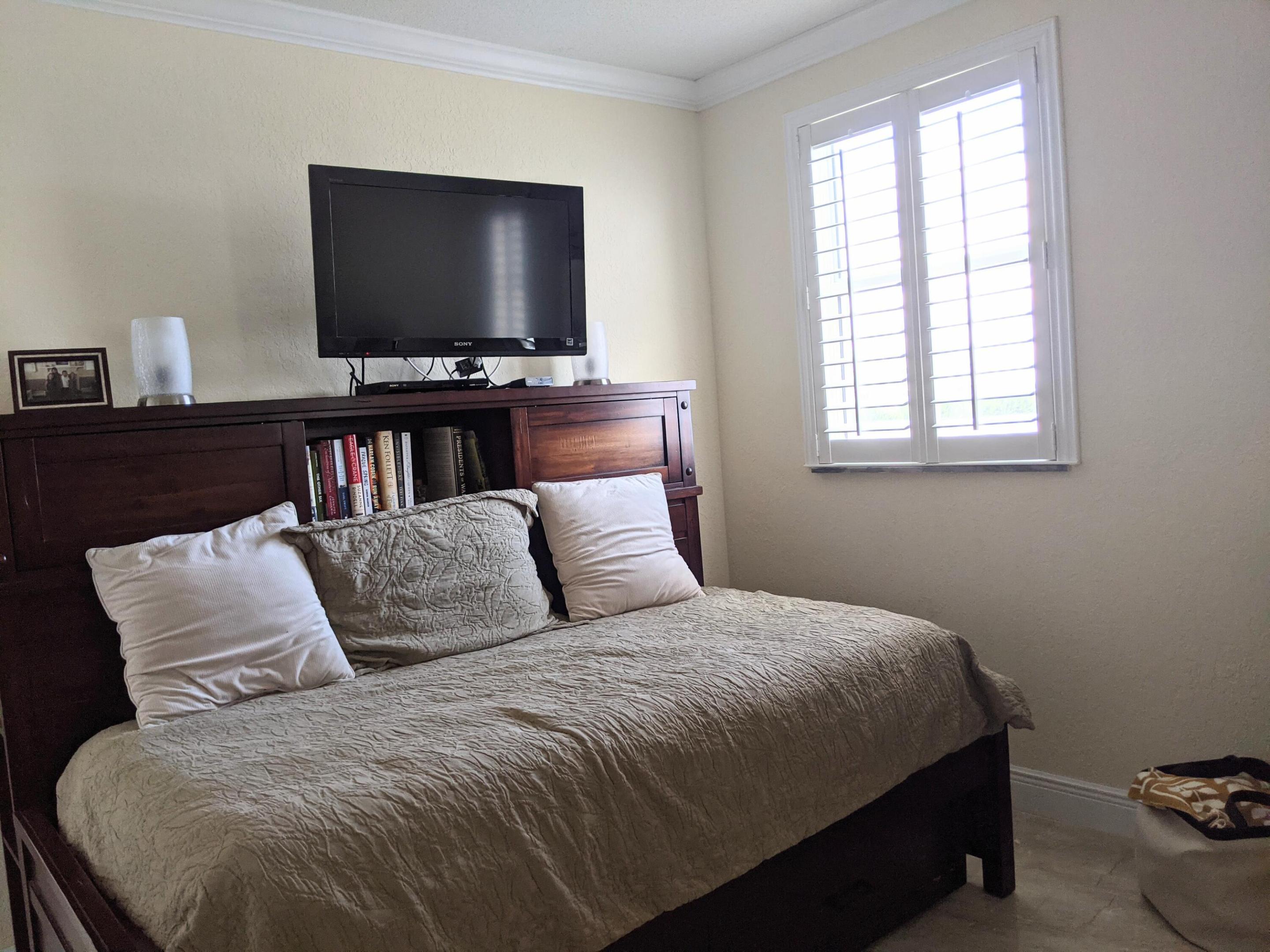 ROYAL SAXON INC - Residential Lease