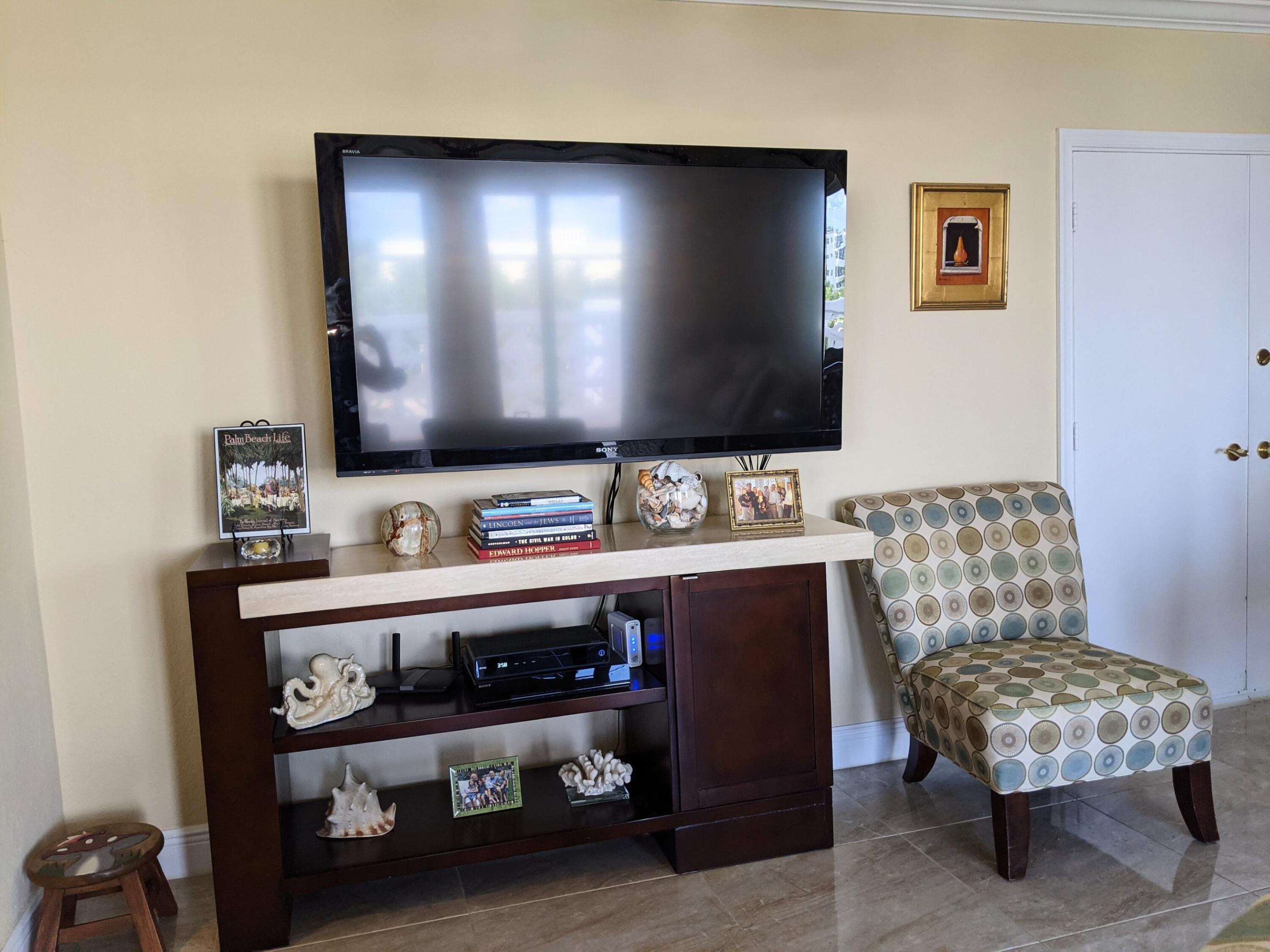 ROYAL SAXON INC - Residential Lease