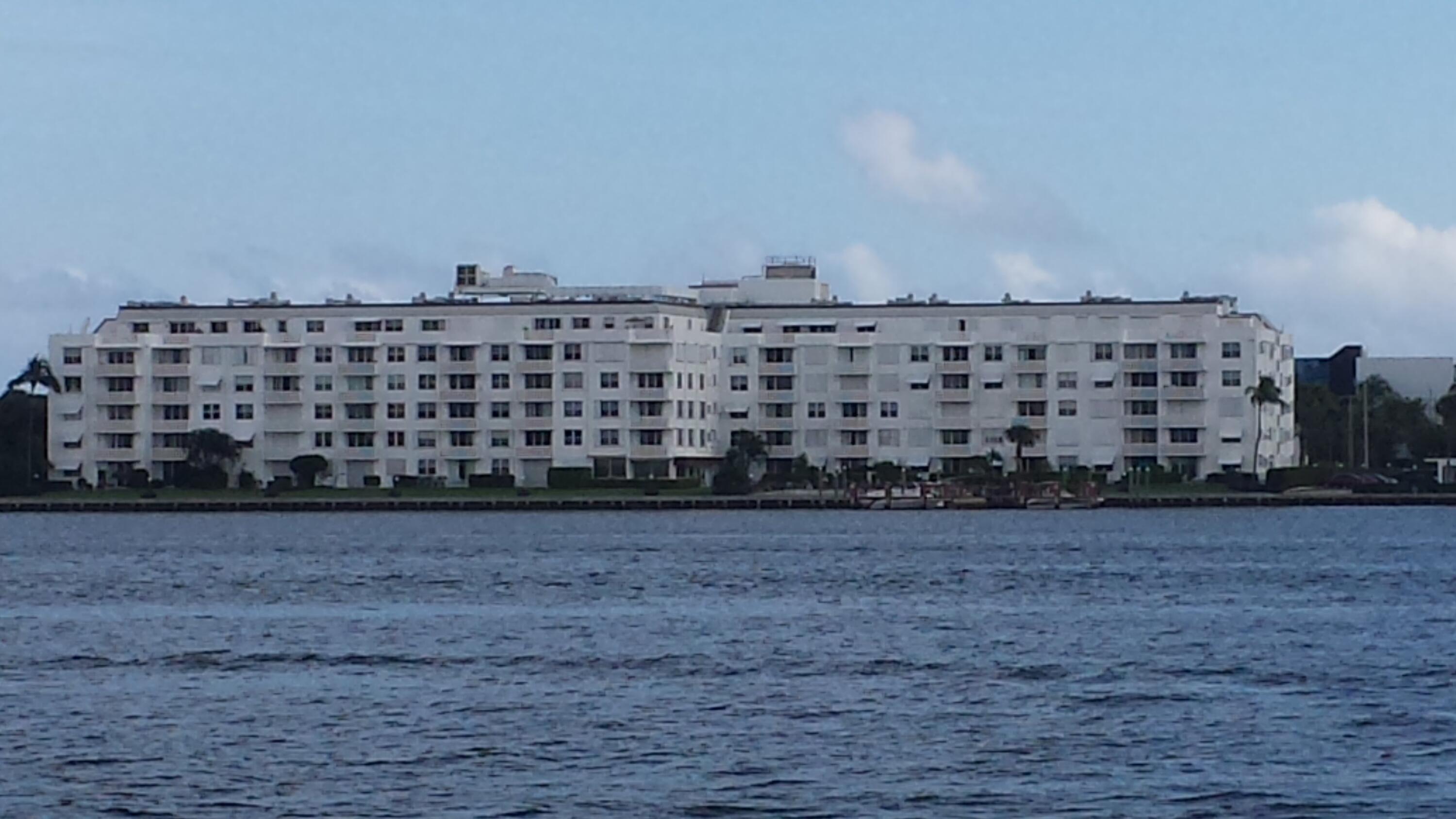 ROYAL SAXON INC - Residential Lease