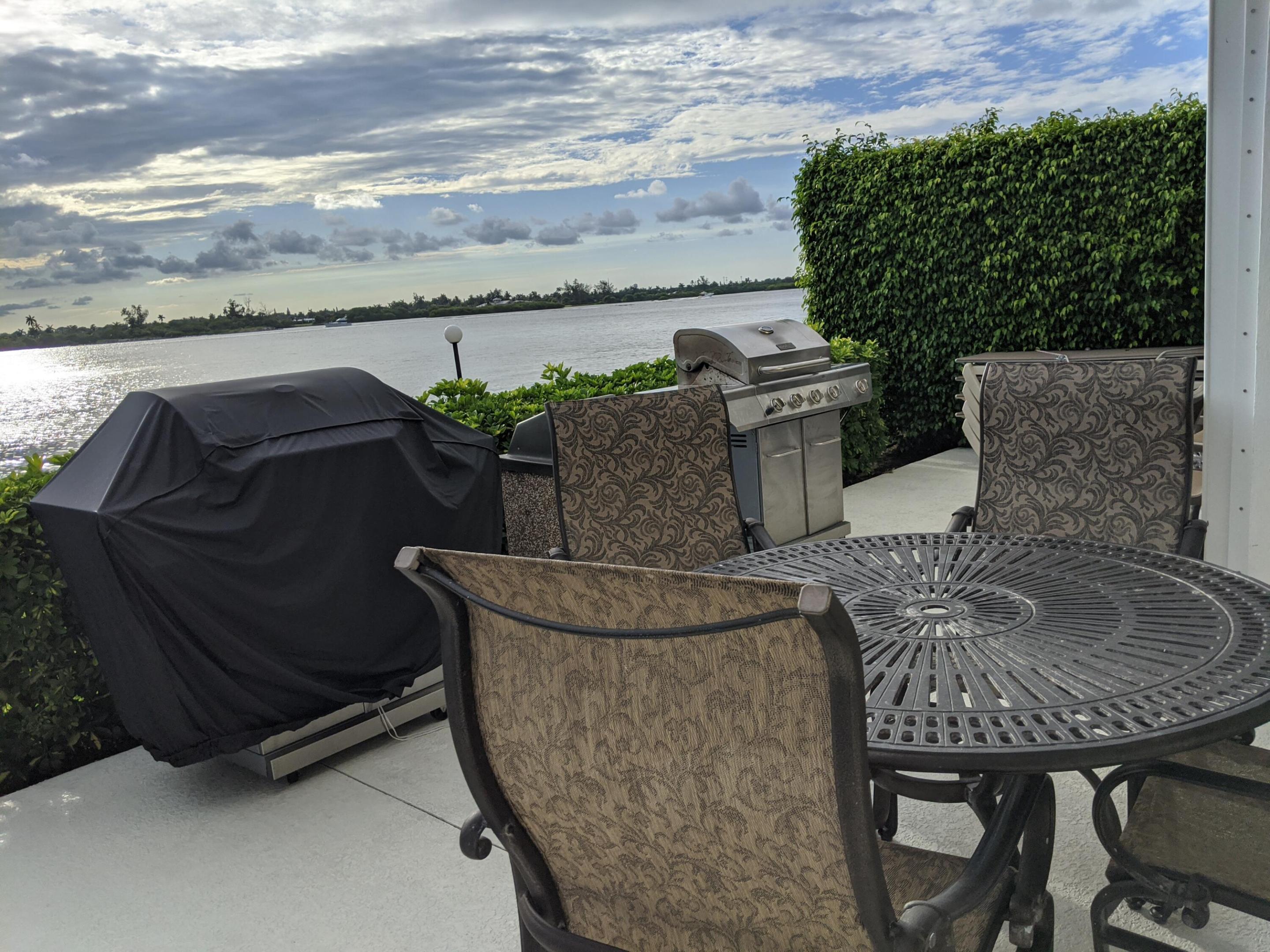 ROYAL SAXON INC - Residential Lease