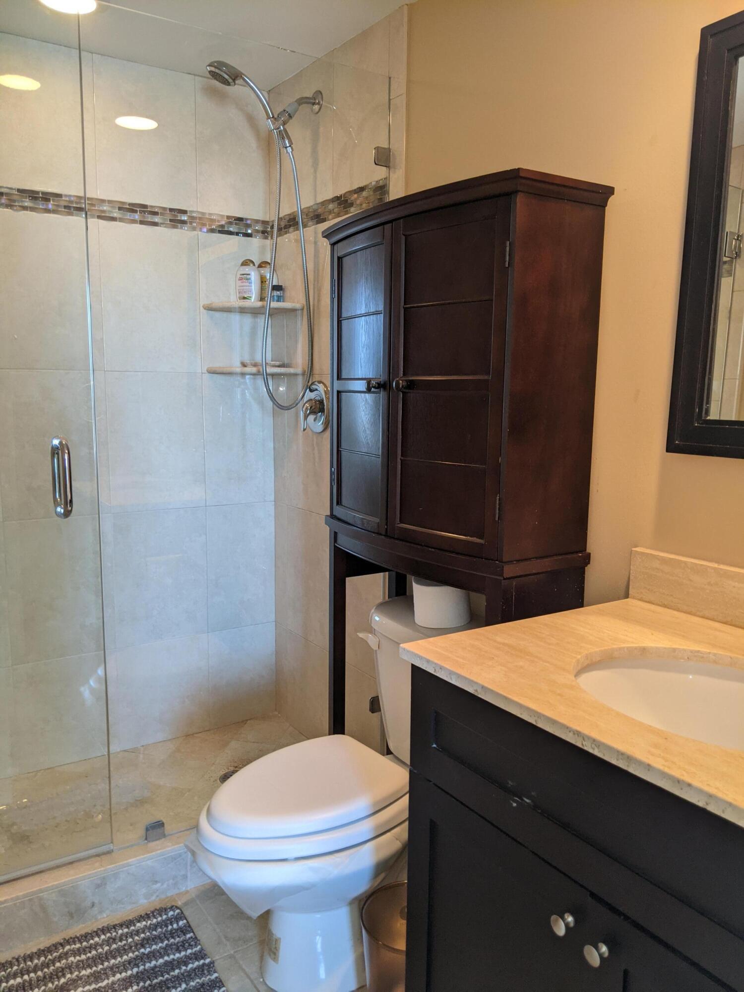 ROYAL SAXON INC - Residential Lease