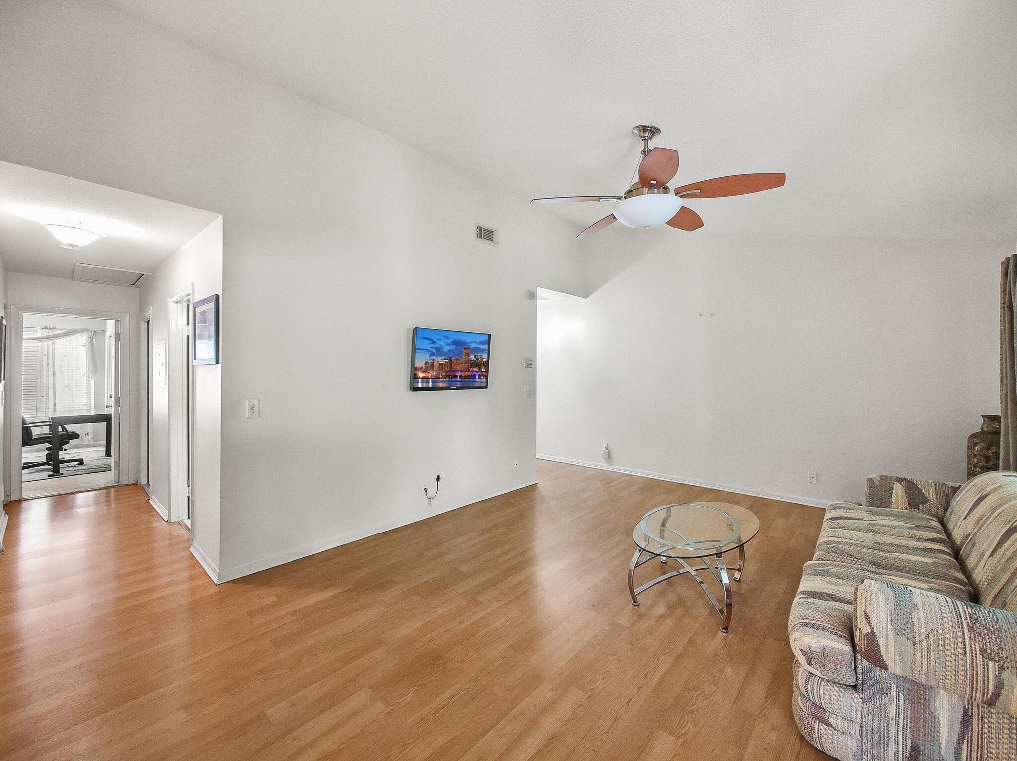 815 W Boynton Beach Boulevard 15-203