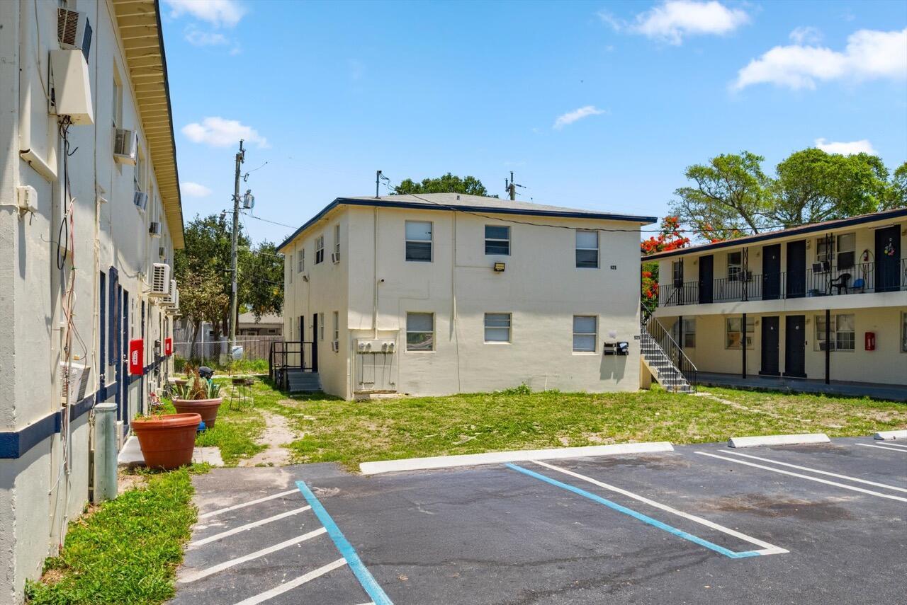 CLOWS - Commercial Sale