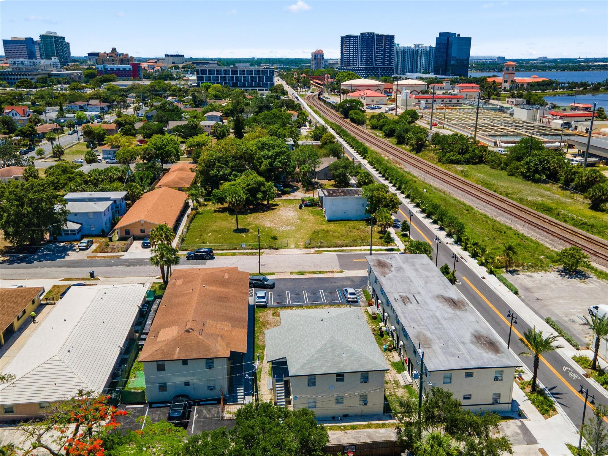 CLOWS - Commercial Sale