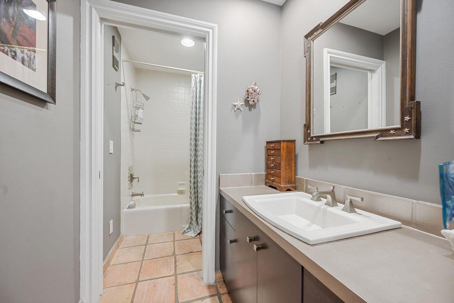 FIRST FAIRWAY COND II - Residential