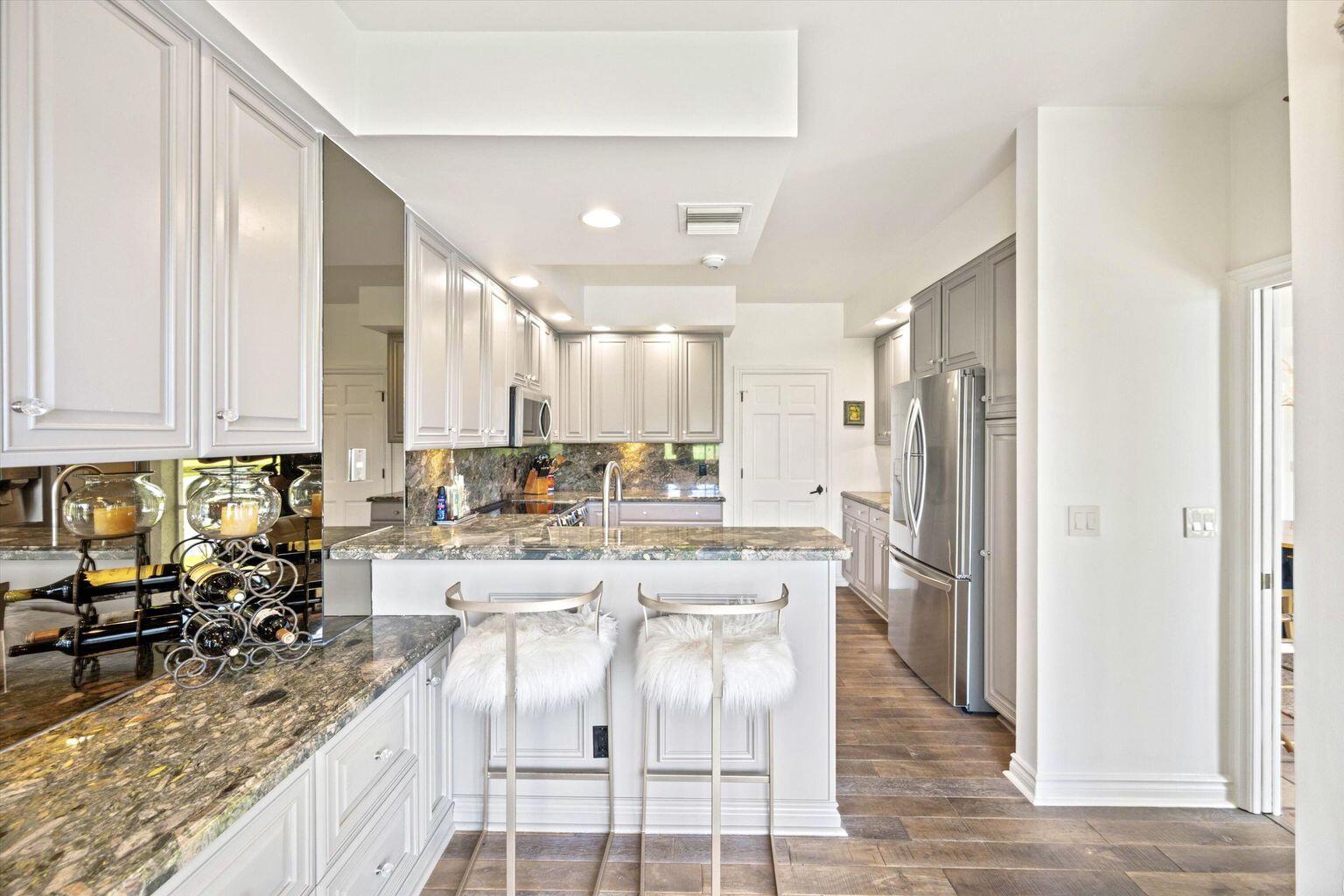 FIRST FAIRWAY COND II - Residential