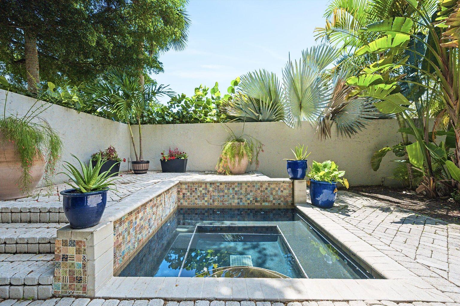 FIRST FAIRWAY COND II - Residential