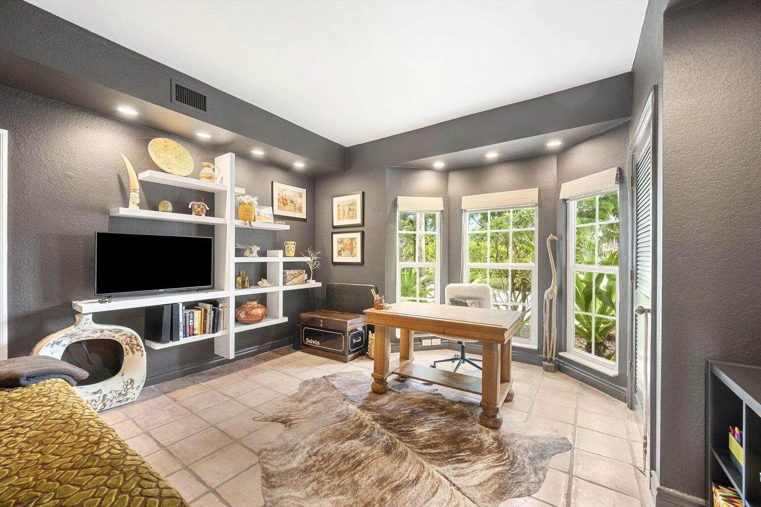 FIRST FAIRWAY COND II - Residential