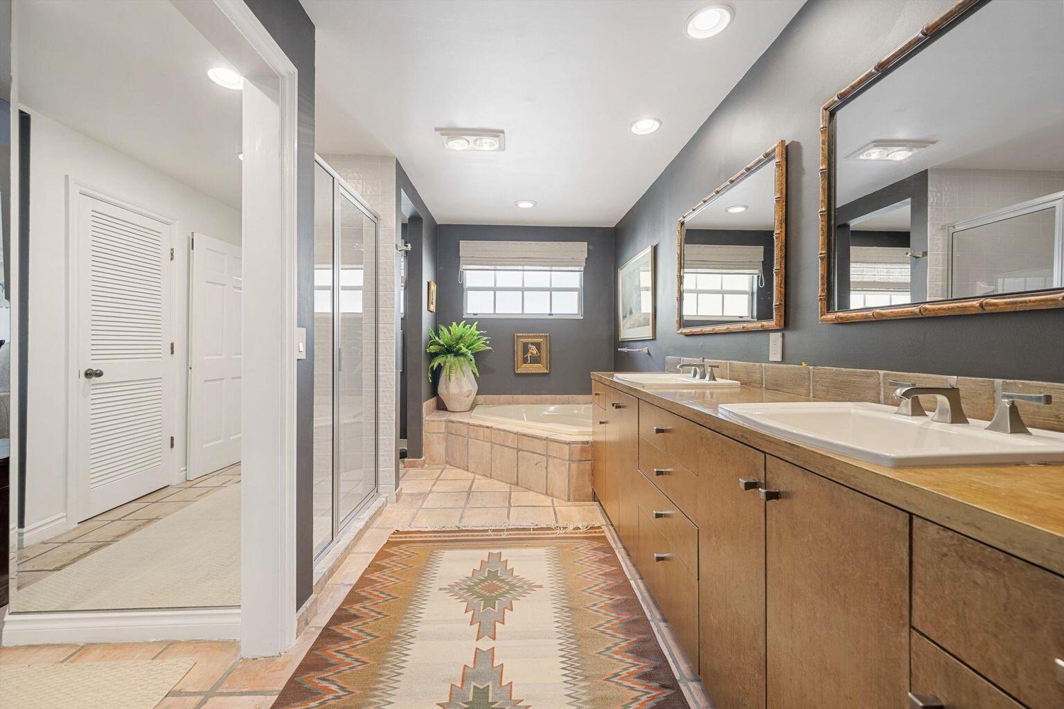 FIRST FAIRWAY COND II - Residential