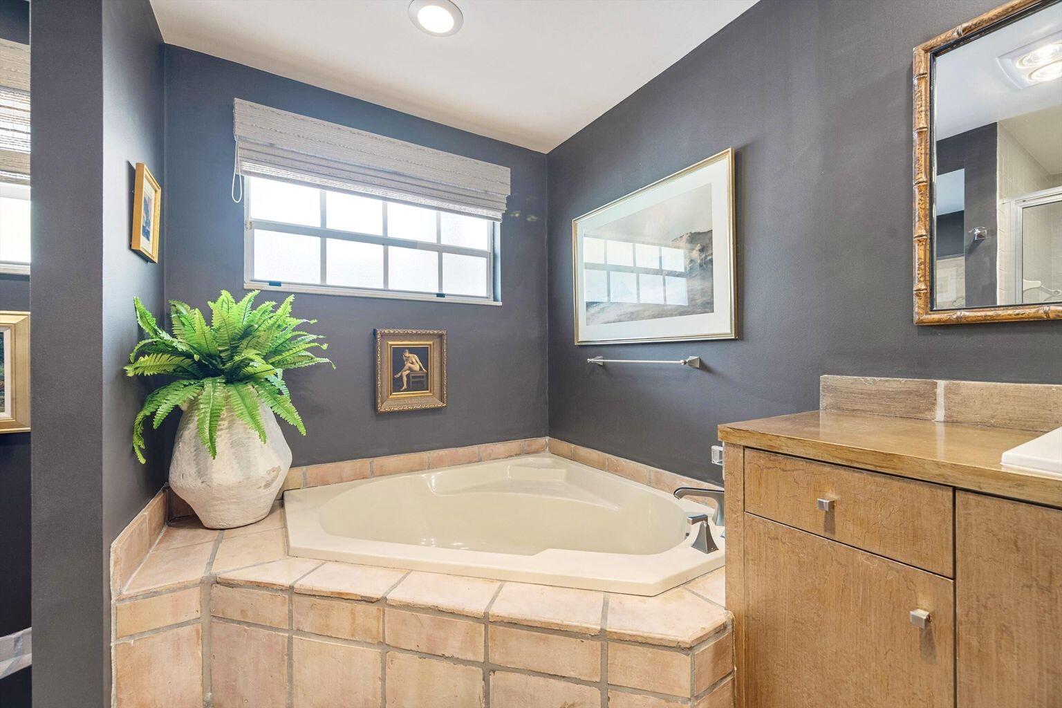 FIRST FAIRWAY COND II - Residential