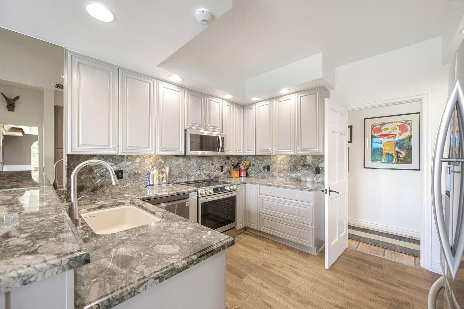 FIRST FAIRWAY COND II - Residential