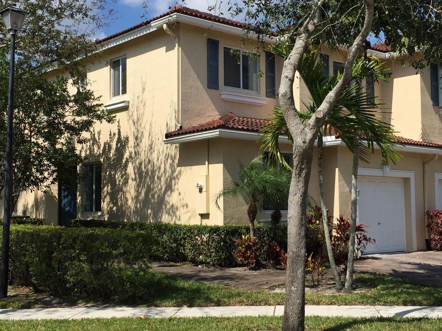 Location location location, this 3 bedrooms 2 1/2 bathrooms corner townhouse is rarely available. Great condition, well kept. Close to shopping, I-95, in a nice community in Boynton Beach.