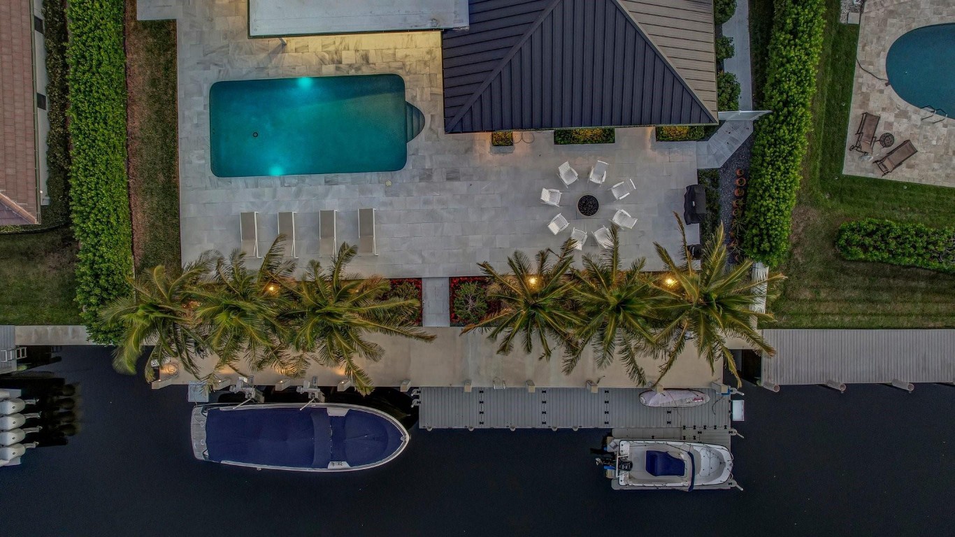 BAY COLONY - Residential