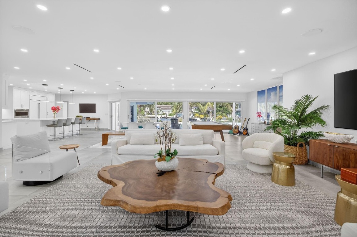 BAY COLONY - Residential