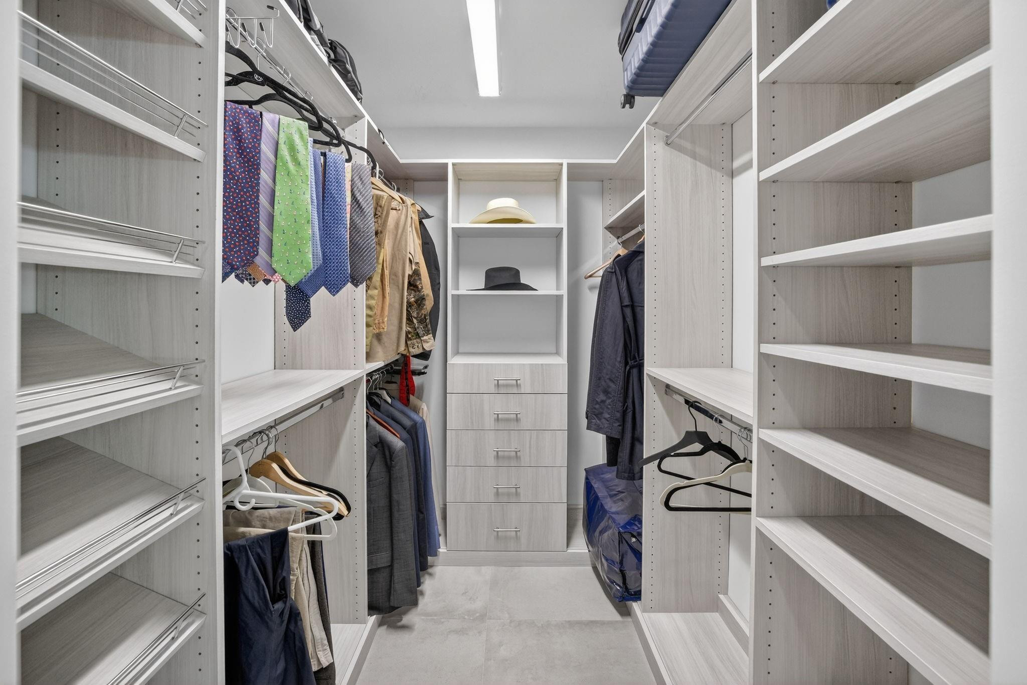 BAY COLONY - Residential