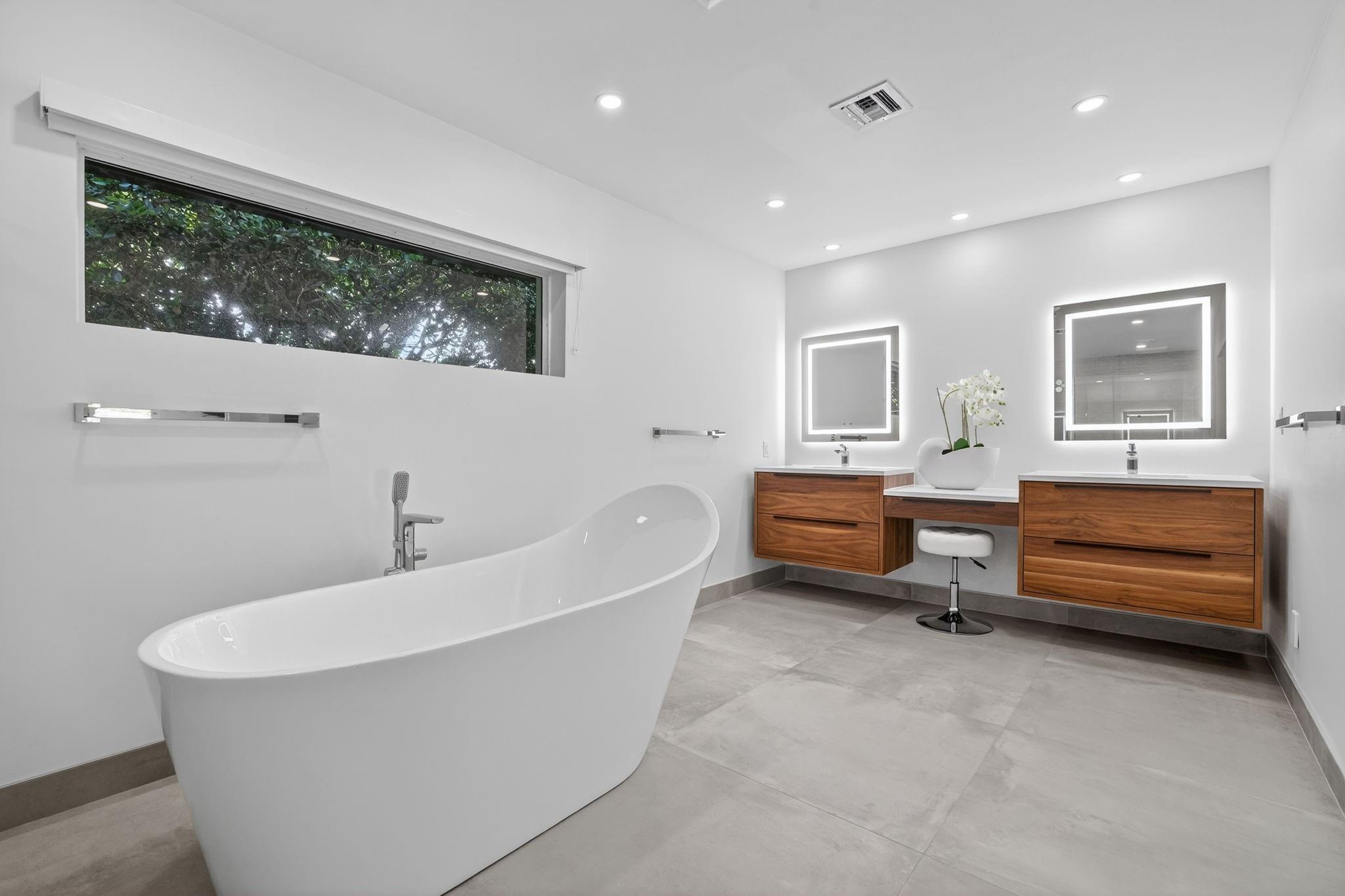 BAY COLONY - Residential