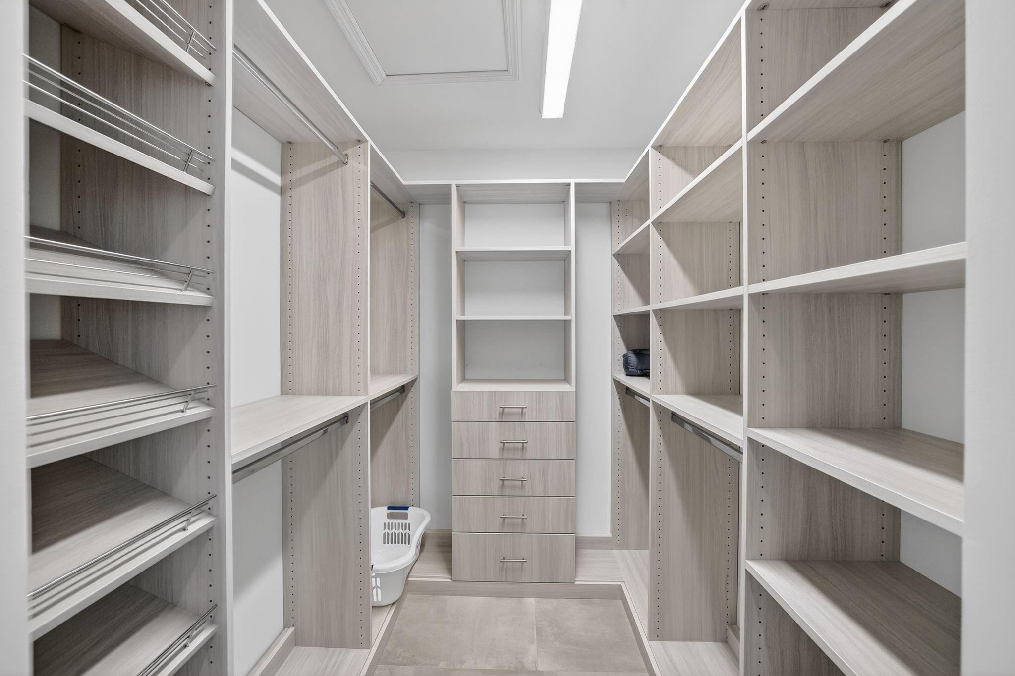 BAY COLONY - Residential