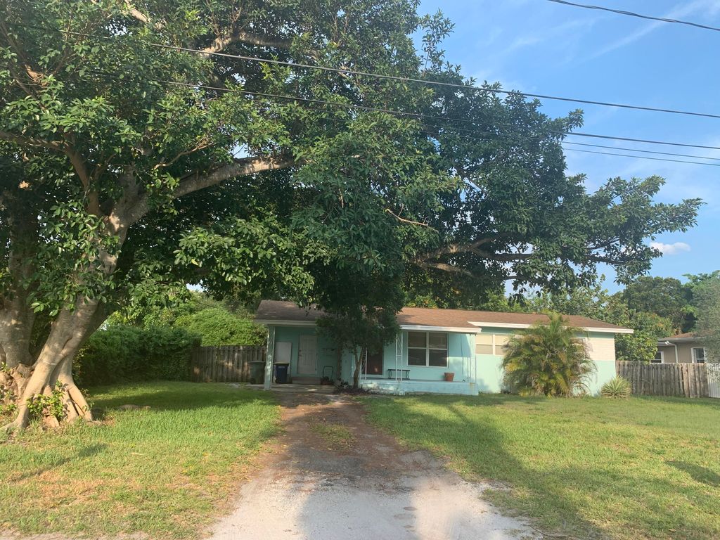 Photo of 2504 S 14th Street, Fort Pierce, FL 34982 (MLS # R10801644)