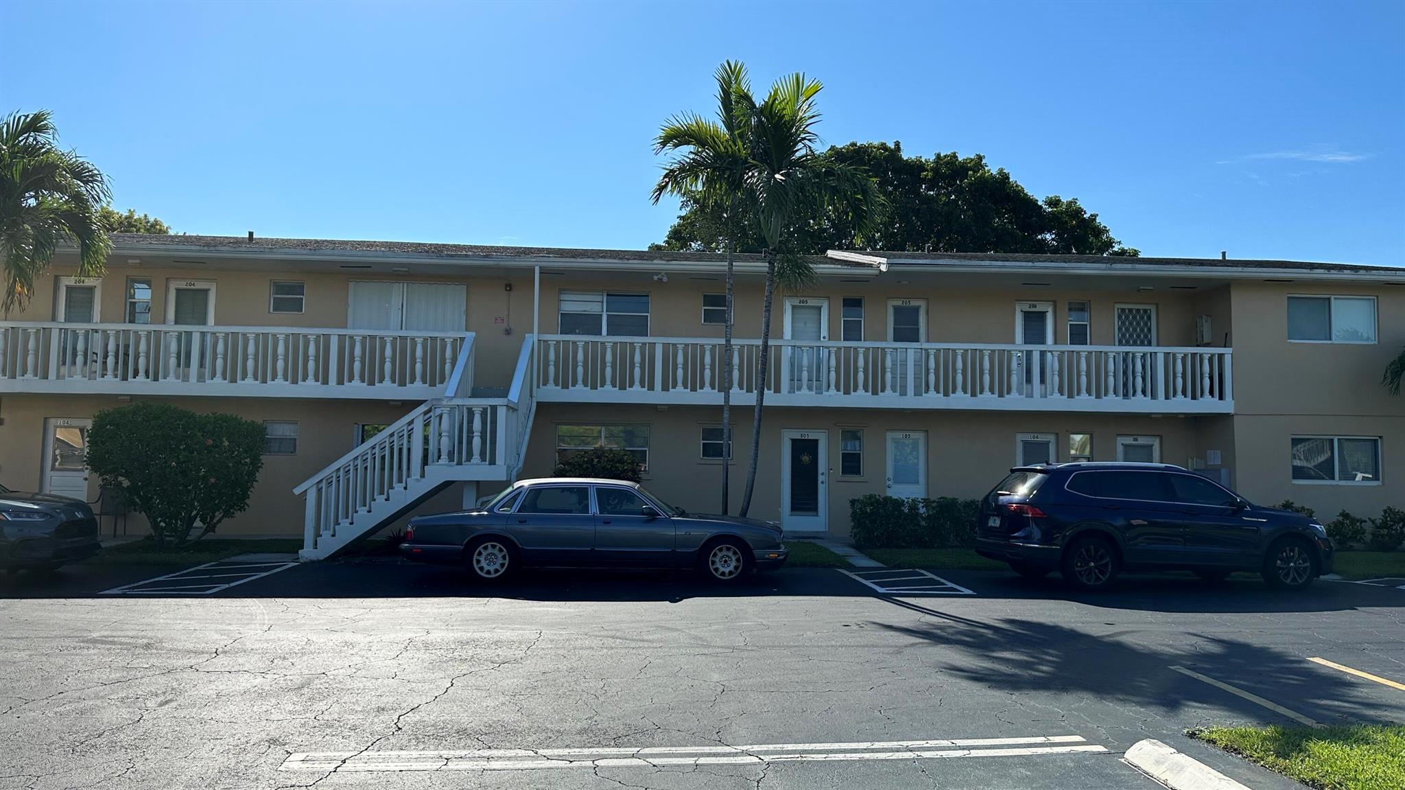 $500 RENT CREDIT ON SECOND MONTHS RENT. 2 BDRM 2 BATH CONDO IN 55+ VILLAGE ROYALE ACTIVE ADULT COMMUNITY. 861 SQ 2ND FLOOR CONDO WASHER & DRYER IN UNIT AND 1 PARKING SPOT + GUEST SPOTS AVAILABLE. ENCLOSED BALCONY, IMPACT WINDOWS. CONVENIENT LOCATION FOR SHOPPING, PUBLIC TRANSPORTATION, MOVIE THEATERS AND EASY ACCESS TO HIGHWAY 95, 15 MINUTES TO PBI AIRPORT AND 10 MINUTES TO THE BEACH.